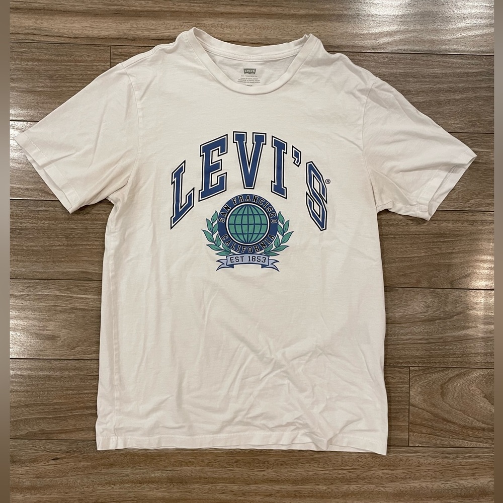 Levi’s t-shirt